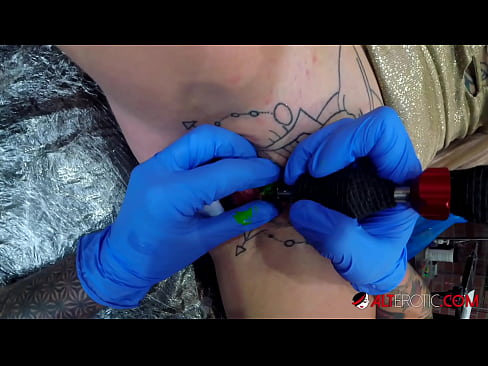❤️ Sully Savage, o bunăciune extrem de tatuată, și-a făcut un tatuaj pe clitorisul ei ❤❌ at ro.mouthporn.ru ❌️❤